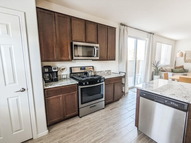 Building Photo - Gorgeous Fully Furnished - PRELEASE August 2026