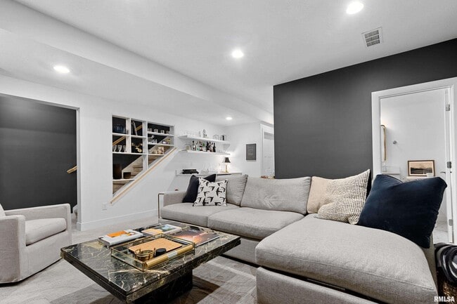 Building Photo - 824 W Moss Ave