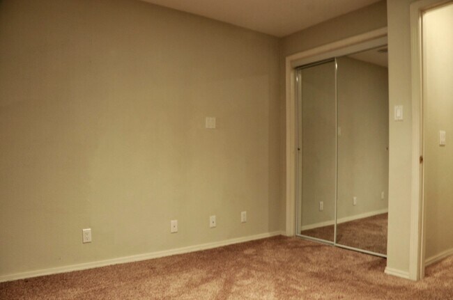 Building Photo - 4 bed 3 bath home with second living room