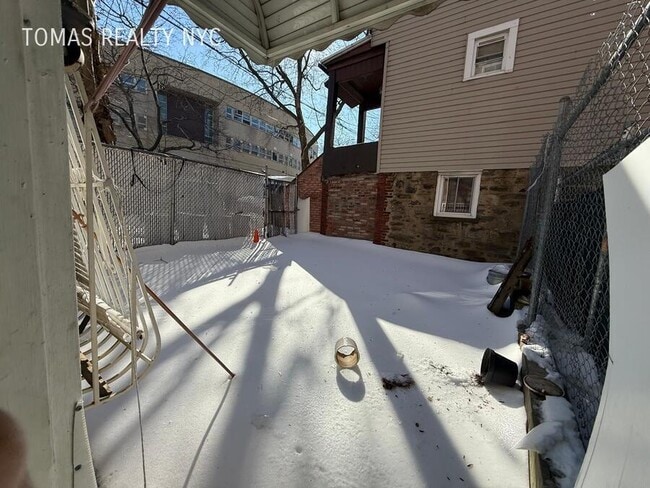 Building Photo - 998 Jennings St