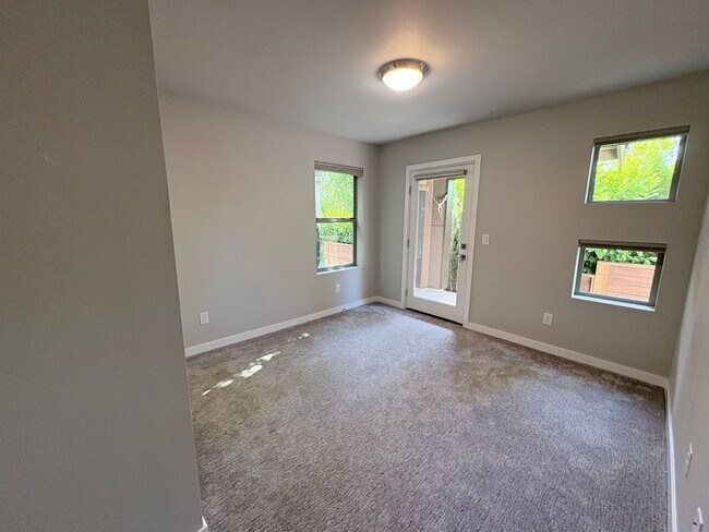Building Photo - Stunning Home with Great Views
