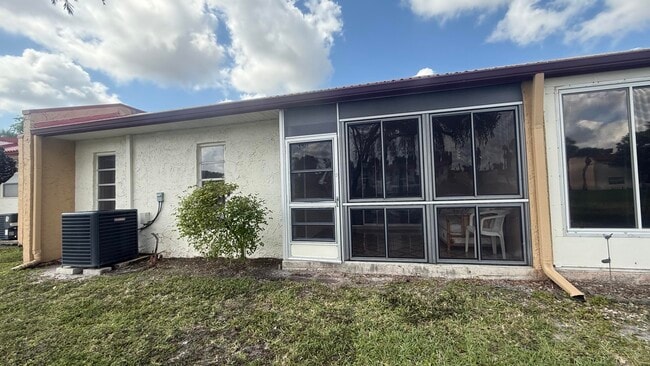 Building Photo - 425 Lake Helen Dr