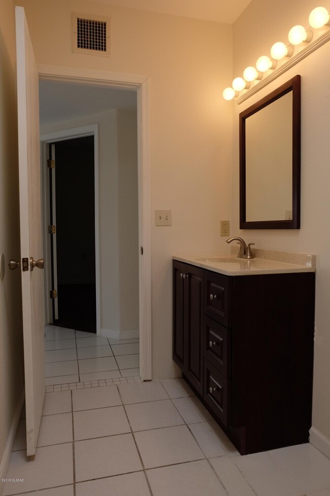 Building Photo - 3144 E Monte Vista Dr