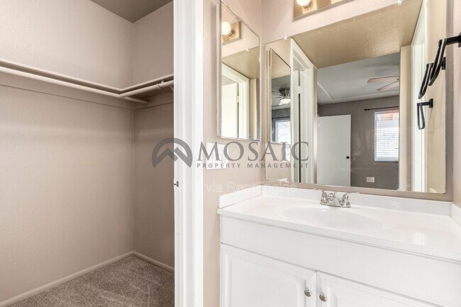 Building Photo - 3214 N Ash Dr