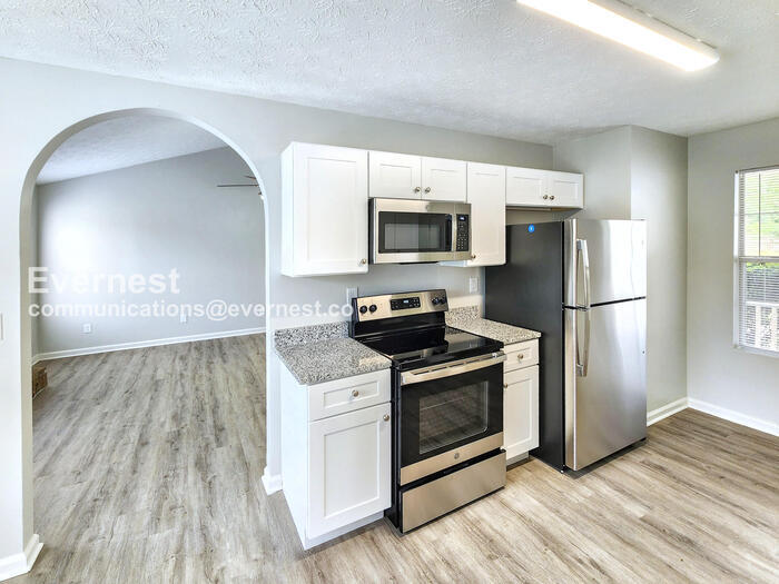 Building Photo - 707 Cloverdale Dr