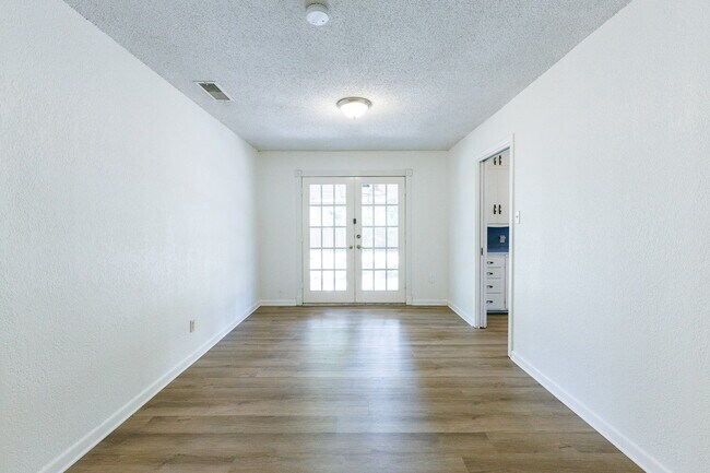 Building Photo - Cute House Convenient to Campus, Shopping,...