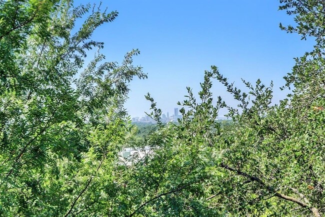 Building Photo - 6533 E Hill Dr