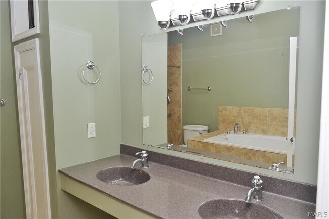 Building Photo - 705 Washington Dr