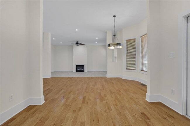Building Photo - 3228 Silver Lake Dr NE