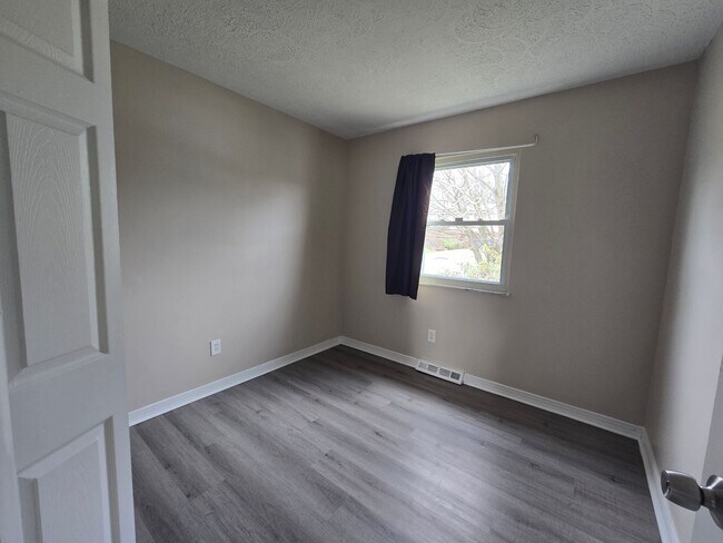 Building Photo - 3 Bedroom Split Entry - Gateway School District