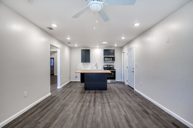 Building Photo - Newly Renovated 2 Bedroom 2 Bath Condo / Gated Parking / East Dallas