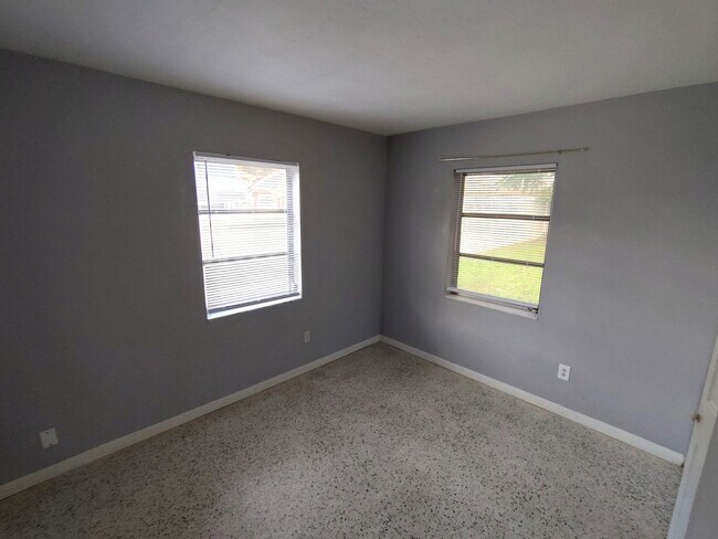 Building Photo - 2/1 Single Family in Spring Hill