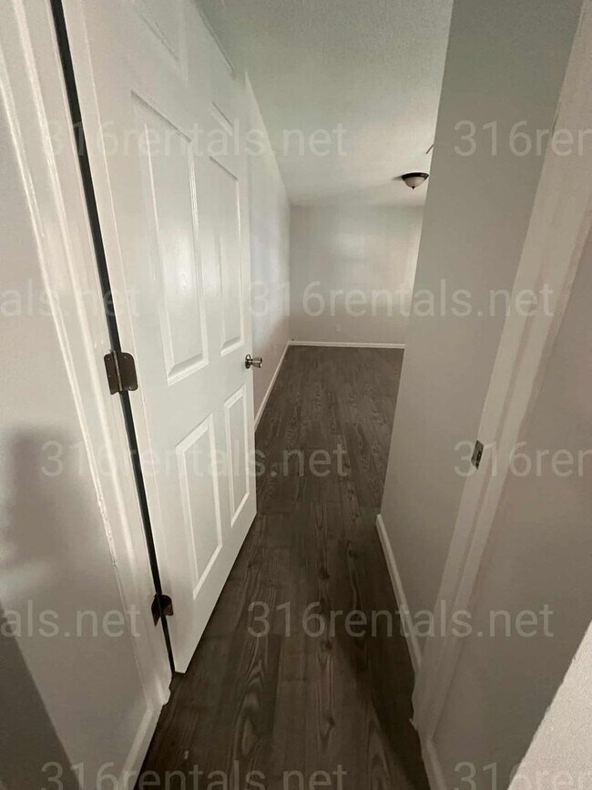 Building Photo - $1245 - 4 bedroom/ 2 bathroom - Single Fam...