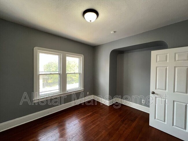 Building Photo - 3255 E 139th St