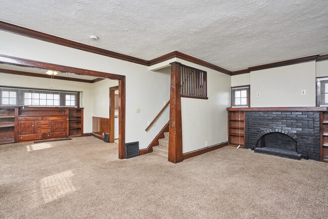 Building Photo - 5 Bedroom home available