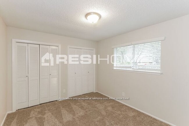 Building Photo - 913 Pepperidge Ct