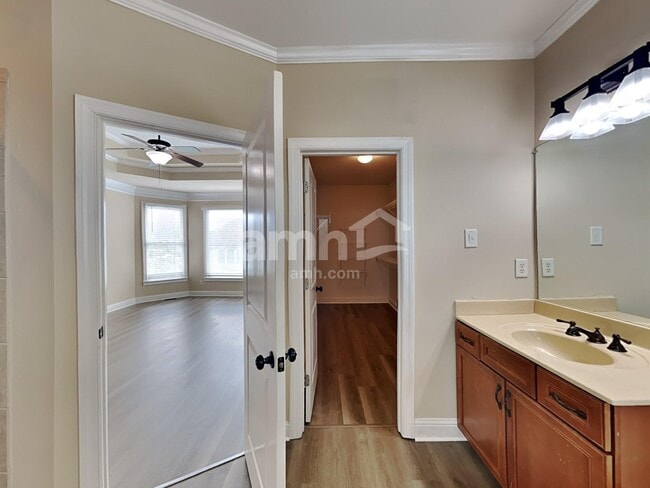 Building Photo - 333 Silver Top Dr SE