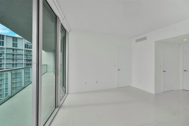 Building Photo - 465 Brickell Ave