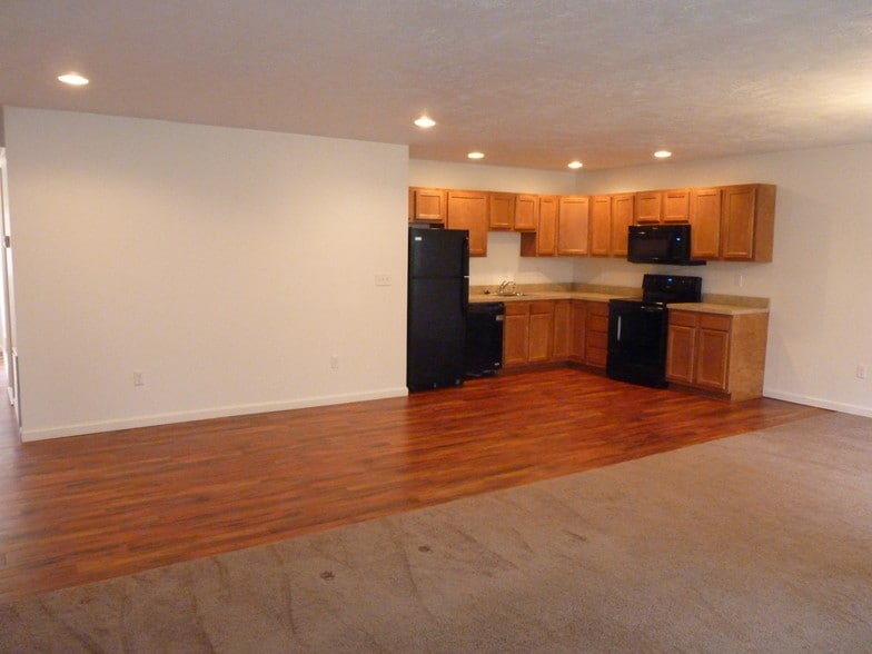 Building Photo - 724 Greenlawn Rd