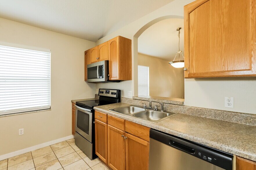 Building Photo - 1036 Lake Shore Ranch Dr