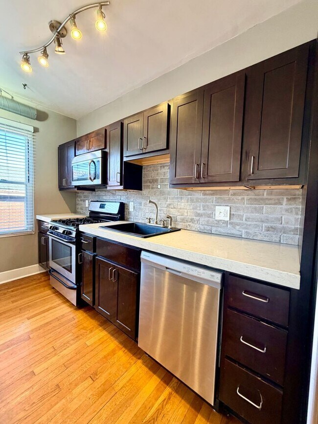 Building Photo - 6407 Bartlett St