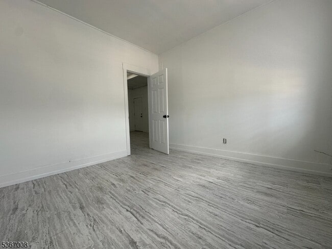Building Photo - 526 Valley Brook Ave