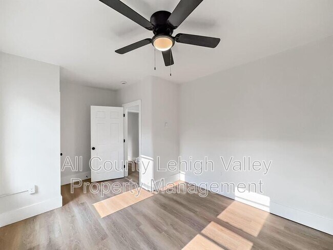 Building Photo - 122 E Goepp St