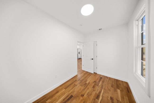 Building Photo - 319 William St