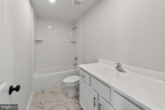 Building Photo - 43 Roosevelt Ave