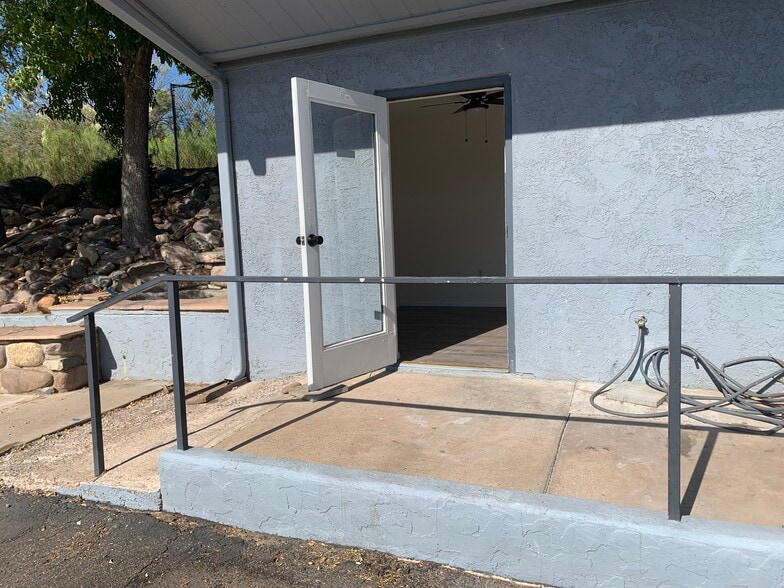 Building Photo - 4234 E Western Dr