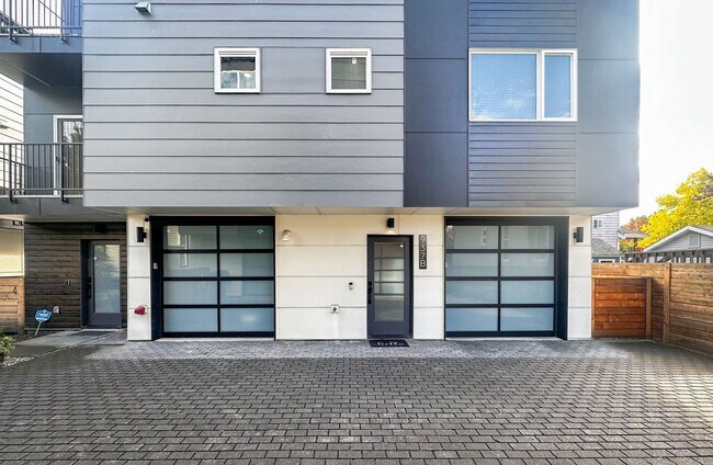 Primary Photo - Modern 3 bed/ 2.5 bath townhome in Ballard!