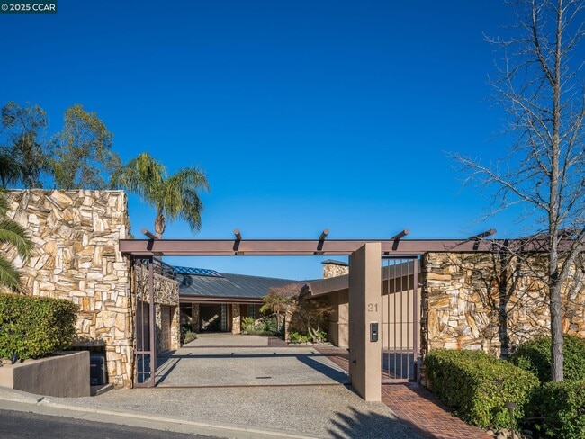Building Photo - 21 Deer Oaks Ct