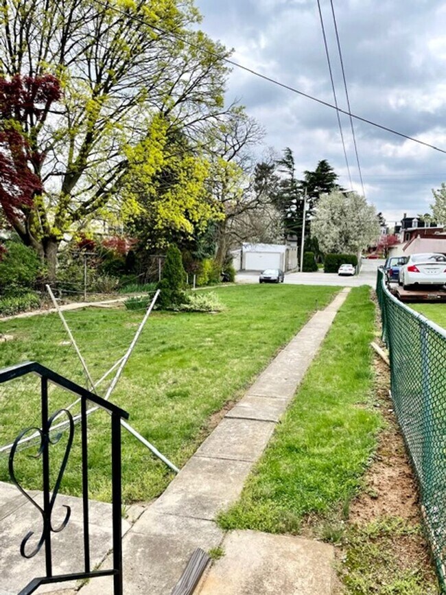 Building Photo - 1424 W Philadelphia St