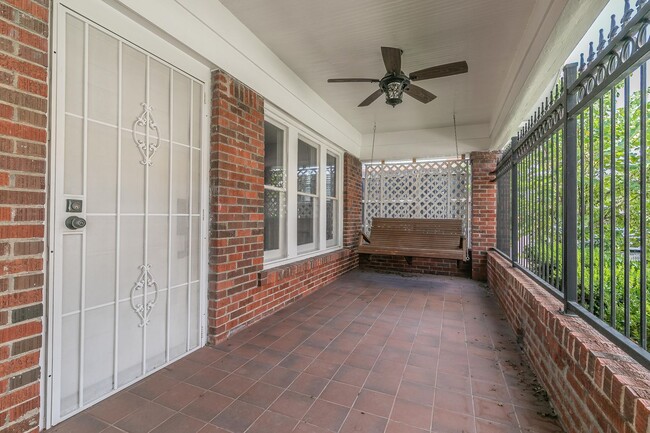 Building Photo - Awesome Cottage on Montgomery!