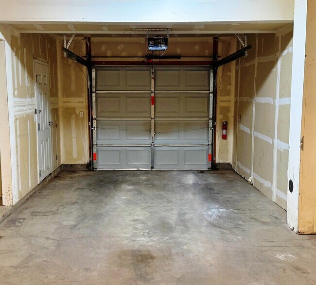 Building Photo - Spacious 2 Bed 2 Bath Townhome across from Aurora Mall and I-225, Close to Buckley SFB!