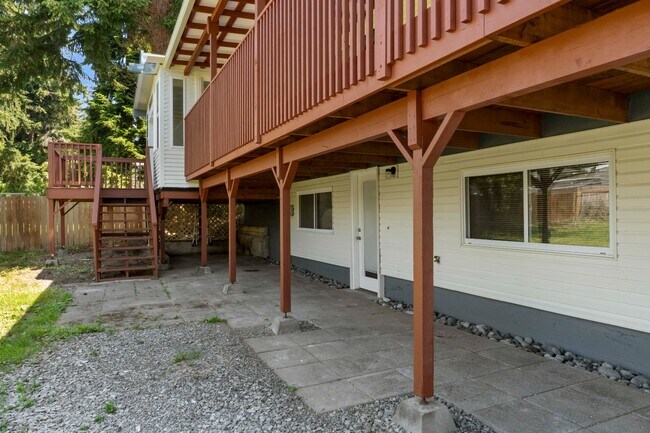 Building Photo - Spacious 5 Bedroom with Huge yard and 3 fireplaces