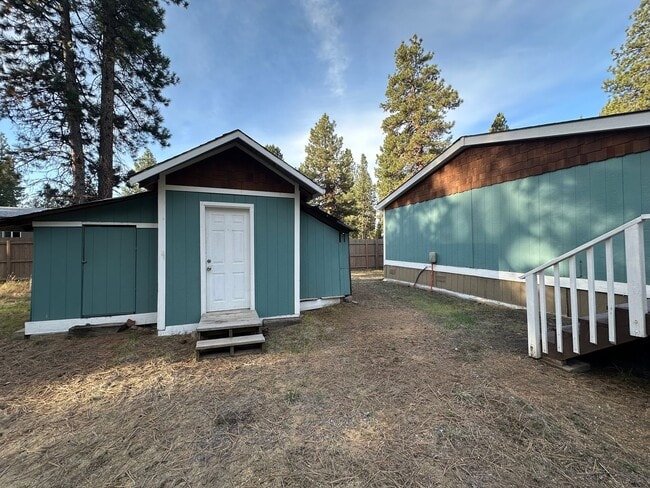 Building Photo - Adorable home in La Pine area, 1.5 acres fully fenced!!