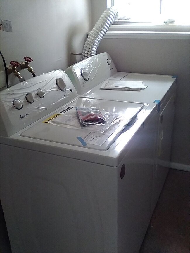 Building Photo - 4 Weeks Free Living! Cozy 3 Bed Home with ...