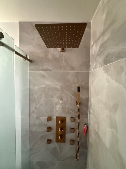 Building Photo - 2109 Northshore Dr