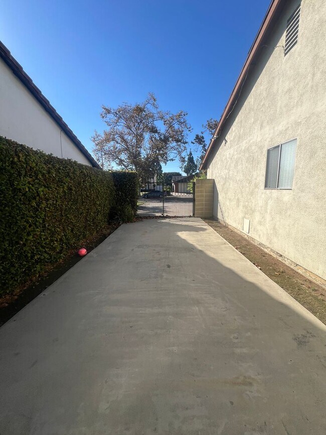 Building Photo - 3 Bedroom 2 Bath Home ,