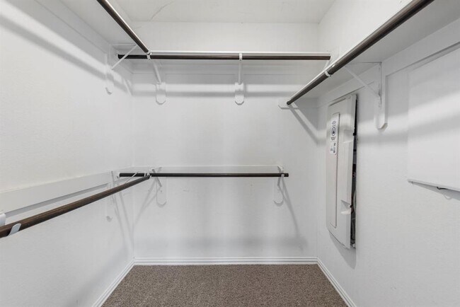 Building Photo - 5021 Lehman Oaks Dr