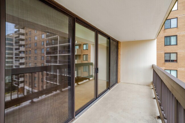 Building Photo - 3800 Fairfax Dr