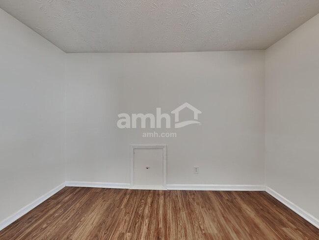 Building Photo - 307 Meadows Ln