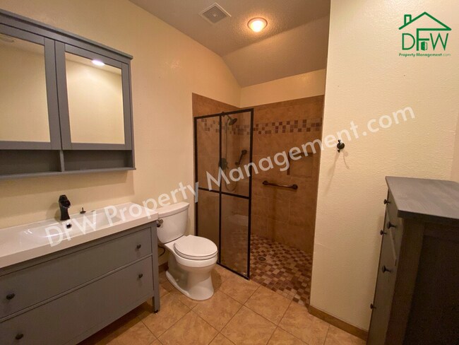 Building Photo - 2502 Chapel Hill Dr
