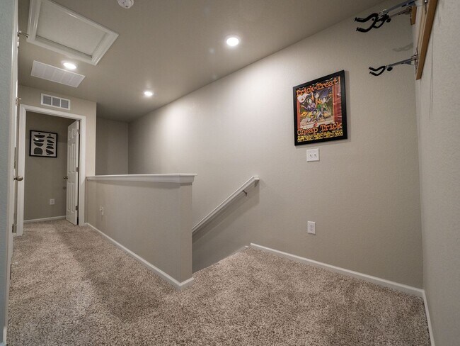 Building Photo - Astonishing 3 Bed/3.5 Bath Tri Level Townhome.   Must see to believe!!