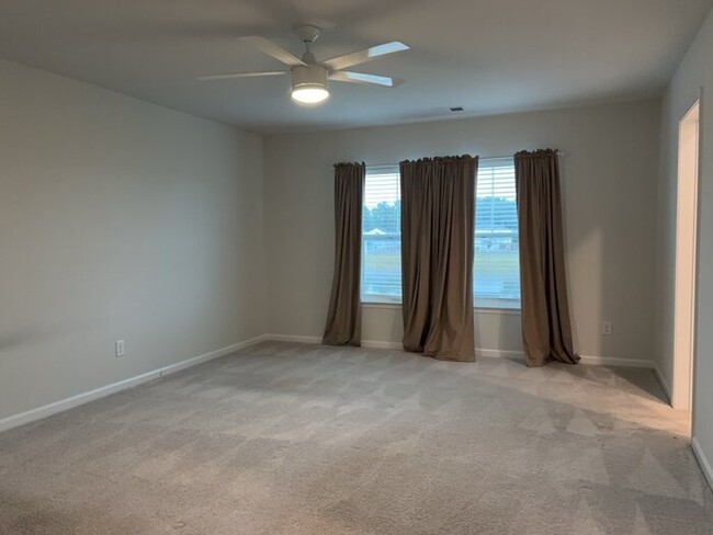 Building Photo - "Discover Spacious Comfort: 4-Bedroom Gem ...