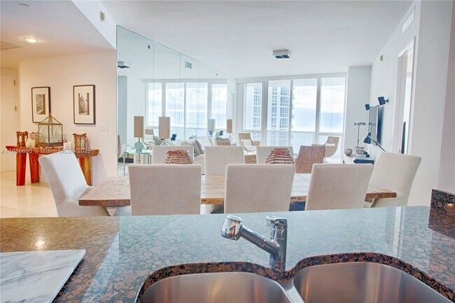 Building Photo - 15811 Collins Ave