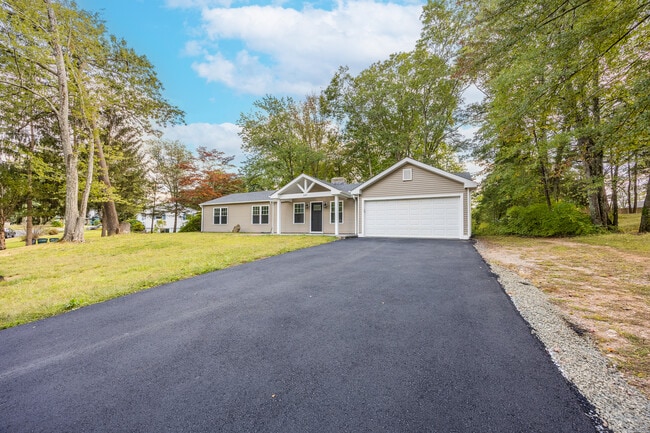 Building Photo - 237 Elmwood Cir