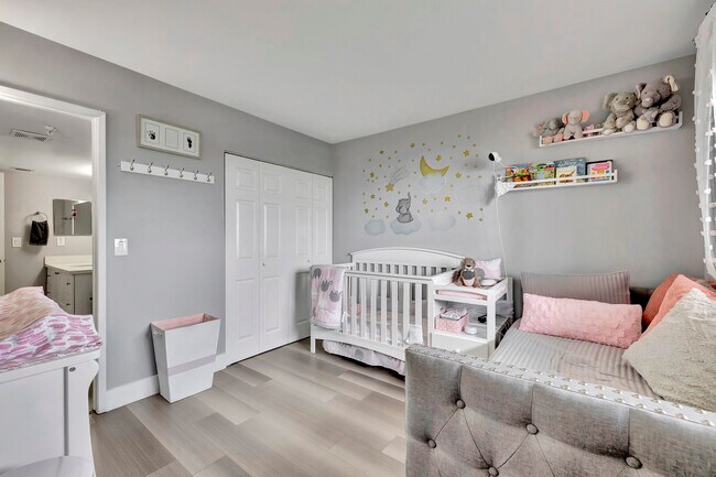 Building Photo - 2200 S Cypress Bend Dr