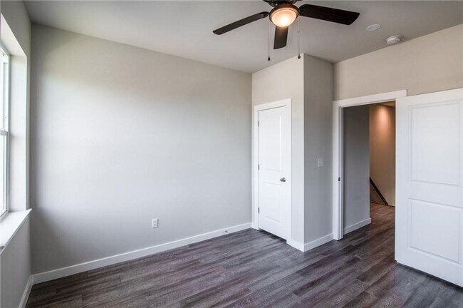 Building Photo - 906 Quartz Ct
